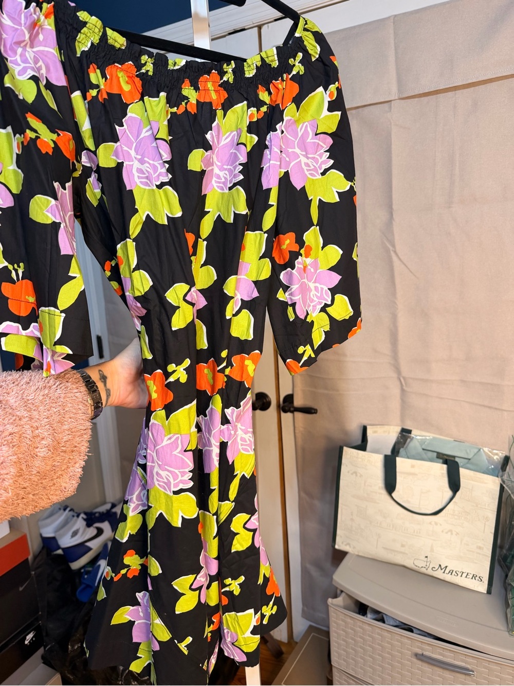Easel dress with pockets. Fits small-XL
